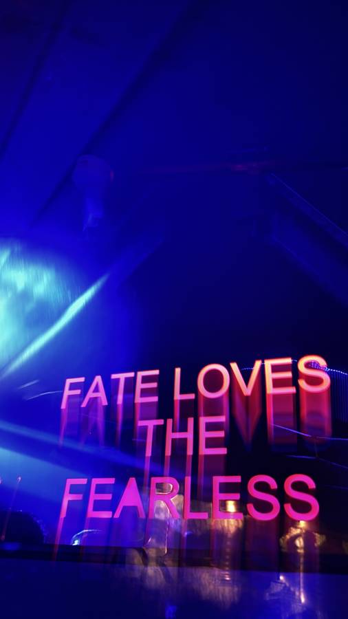 Insegna al neon in discoteca: Fate loves the fearless