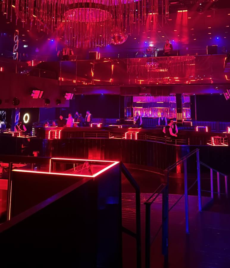 Sala di una discoteca illuminata di rosso