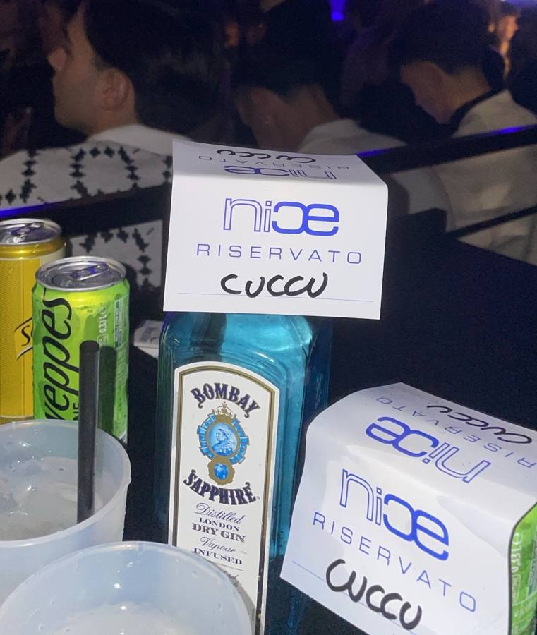 Tavolo riservato in discoteca con cartellino nominativo