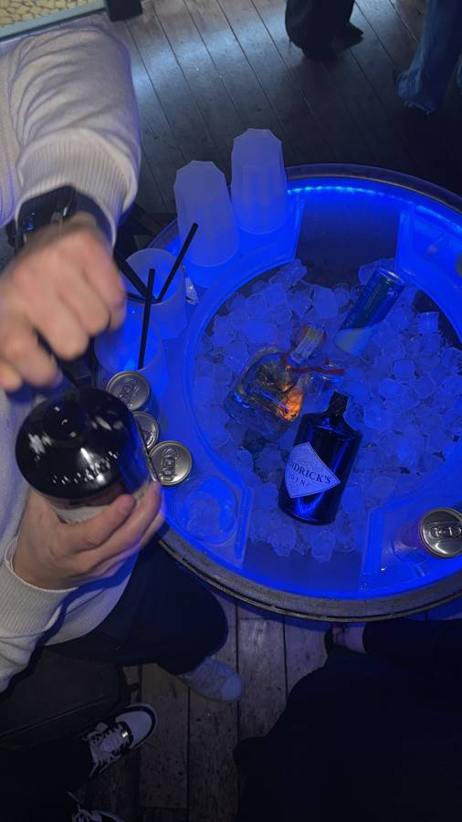 Secchiello del ghiaccio illuminato con bottiglie e mixer