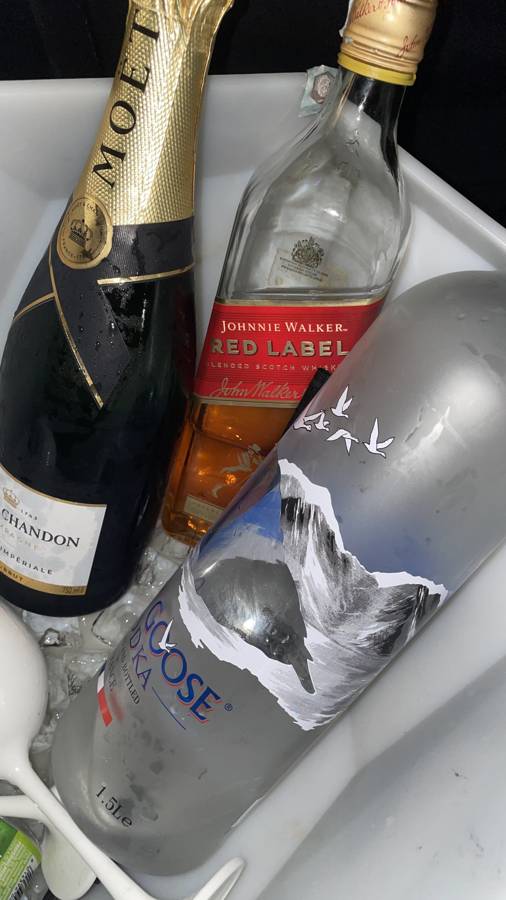 Moët & Chandon, Johnnie Walker Red Label e Grey Goose da 1,5 litri in un secchiello