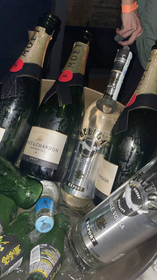 Tre bottiglie di Moët & Chandon e due di Beluga nel ghiaccio