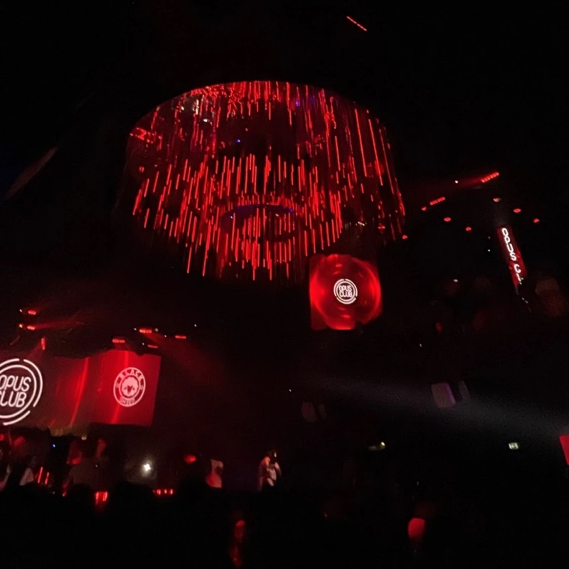 Il lampadario rosso dell'Opus Club